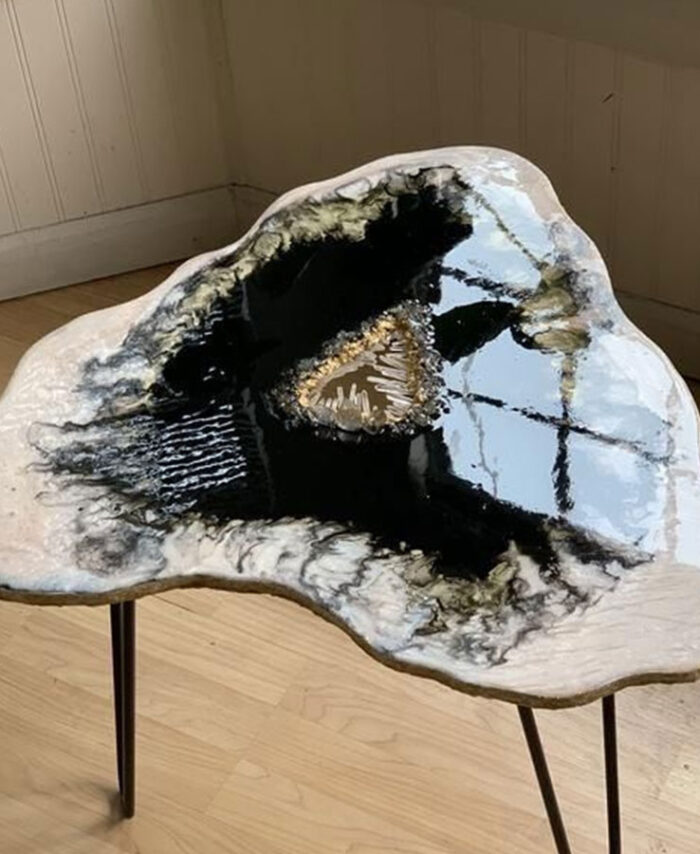BLACK-WHITE RESIN CENTER TABLE (SINGLE)